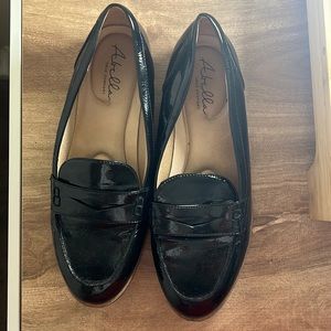 Abella Black Patent Loafer Size 10 — LOADS of cushion